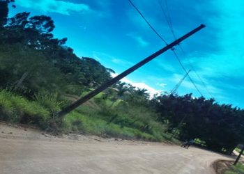 Poste ameaça cair e preocupa moradores, em Canelinha
