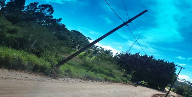 Poste ameaça cair e preocupa moradores, em Canelinha