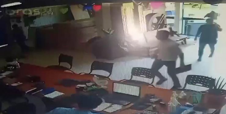 Assaltantes armados roubam veículo, dinheiro e jóias, em São João Batista