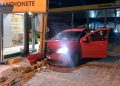 Motorista perde controle e colide contra placa de restaurante
