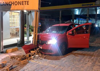 Motorista perde controle e colide contra placa de restaurante