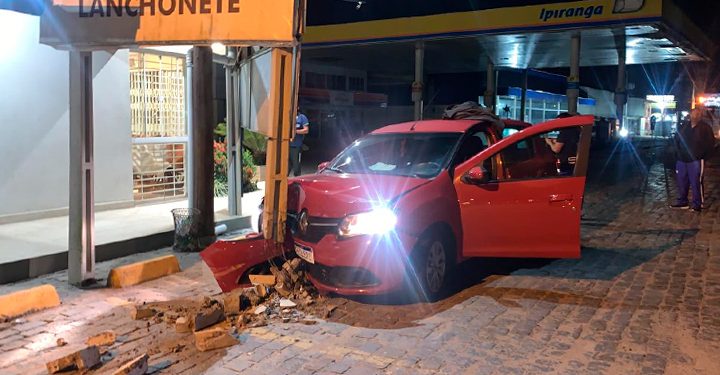 Motorista perde controle e colide contra placa de restaurante