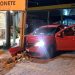 Motorista perde controle e colide contra placa de restaurante