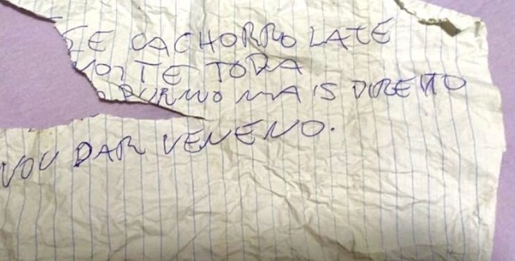 Mulher recebe bilhete ameaçando cachorro de estimação de envenenamento