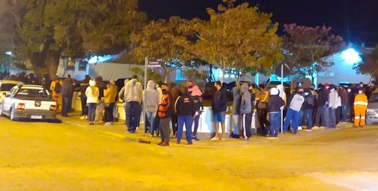 Trabalhadores enfrentam fila gigante no frio para se vacinarem contra o coronavírus