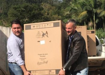 Família atingidas pelas fortes chuvas recebem fogões