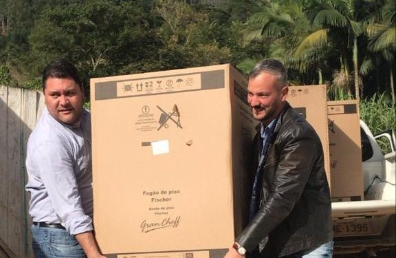 Família atingidas pelas fortes chuvas recebem fogões