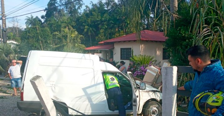 Motorista fica preso às ferragens em acidente, em São João Batista