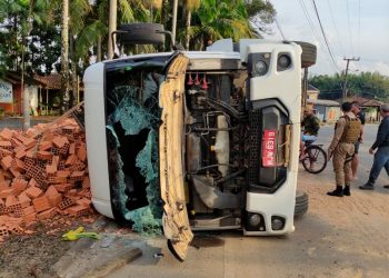 Caminhão com placas de Tijucas tomba em cidade do norte catarinense