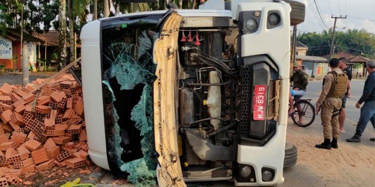 Caminhão com placas de Tijucas tomba em cidade do norte catarinense
