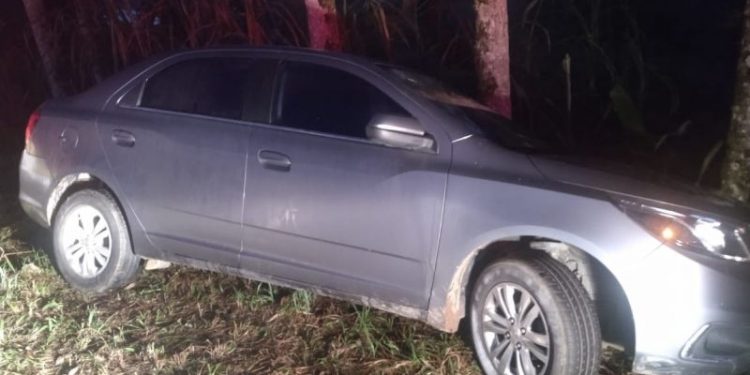 Motorista perde controle e carro sai de pista