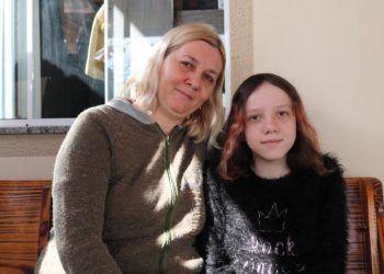 Adolescente precisa arrecadar R$ 180 mil para cirurgia grave na coluna