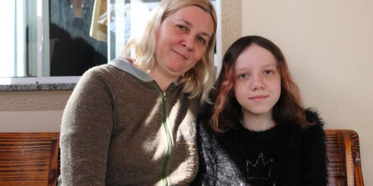 Adolescente precisa arrecadar R$ 180 mil para cirurgia grave na coluna