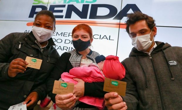 Assistência Social começa a entrega do cartões do SC mais Renda