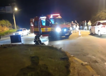 Jovem de 18 anos fica gravemente ferido em acidente na SC-410, em Canelinha