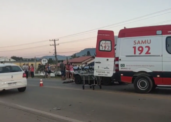 Grave acidente envolve dois carros e uma moto na SC-410