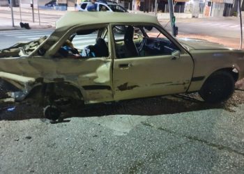 Roda de carro é arrancada em colisão com caminhão