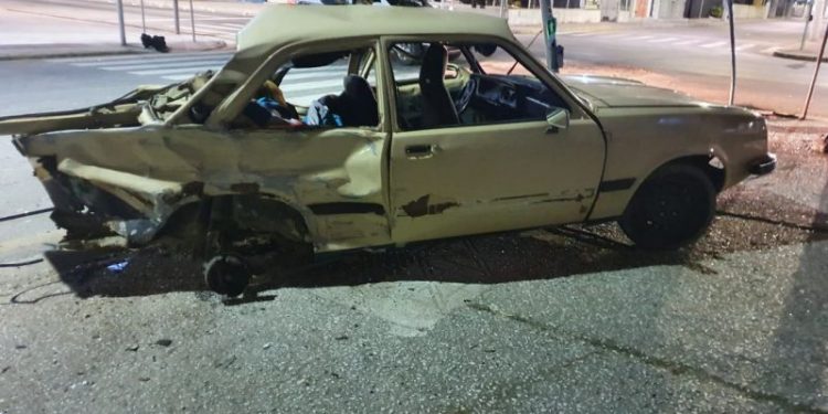 Roda de carro é arrancada em colisão com caminhão