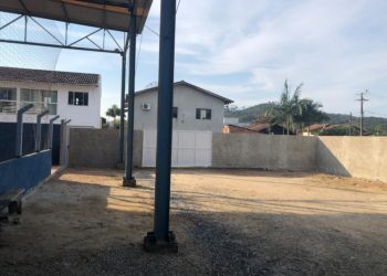 Muro é construído entre quadra esportiva comunitária e escola do bairro Cardoso