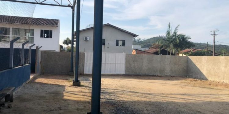 Muro é construído entre quadra esportiva comunitária e escola do bairro Cardoso