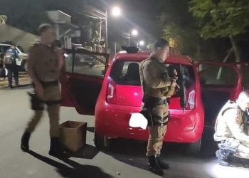 Jovem é flagrado com maconha no carro em São João Batista