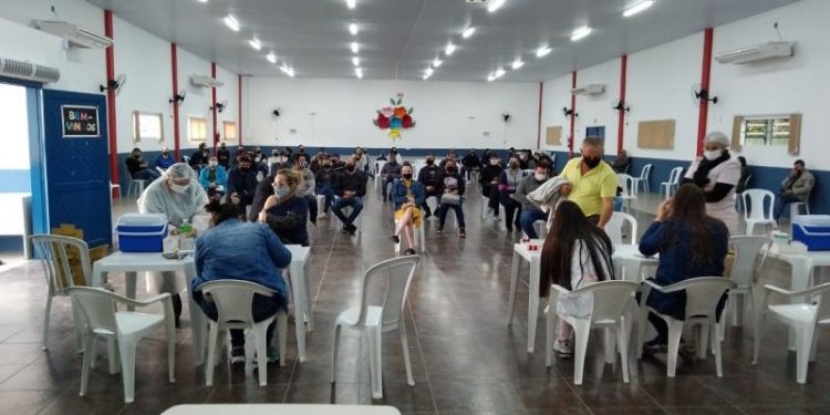 Vacinação contra Covid-19 terá horário estendido nesta quinta-feira