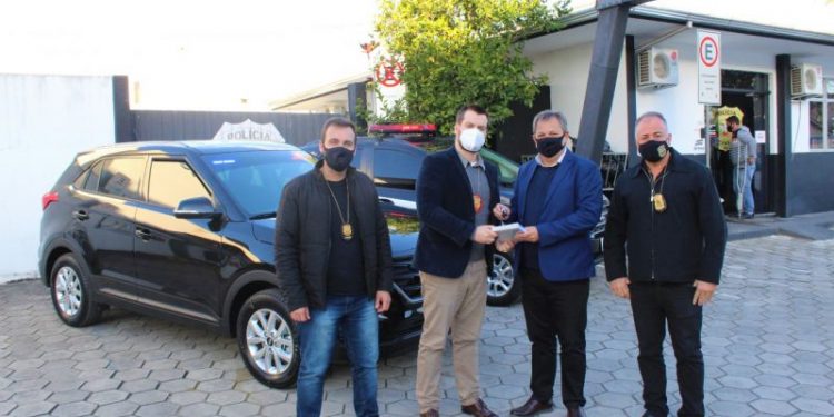 Prefeitura de SJB faz entrega de nova viatura para Polícia Civil