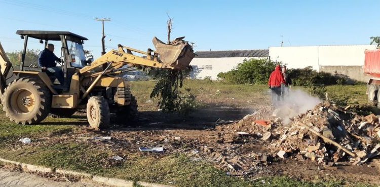 Tijucas determina ações para controlar o descarte de entulhos em áreas públicas