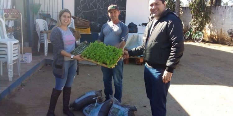 Canelinha desenvolve o projeto Horta na Escola