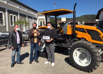 Nova Trento adquire trator com recursos próprios para a Secretaria de Agricultura