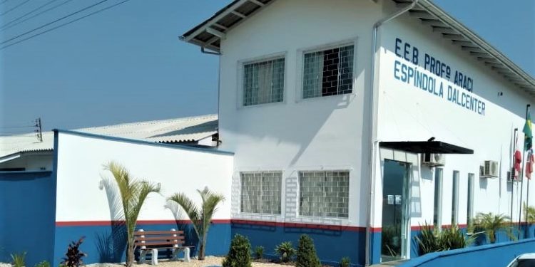 Concluída nova pintura da Escola Professora Araci Espíndola Dalcenter