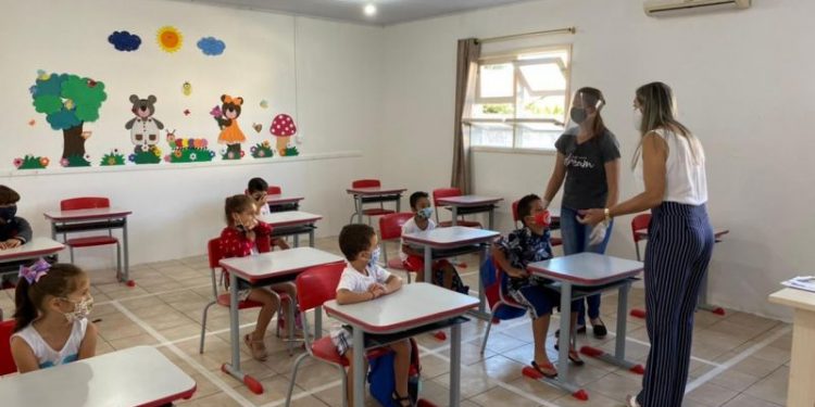 Tijucas define volta das aulas presenciais e encerra ensino remoto