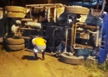 Caminhão de lixo tomba no Bairro Timbezinho, em São João Batista