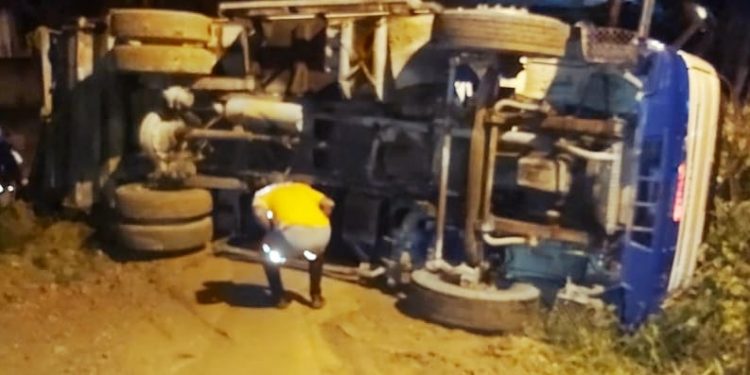 Caminhão de lixo tomba no Bairro Timbezinho, em São João Batista