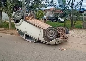 Motorista perde a direção e capota Fusca em São João Batista