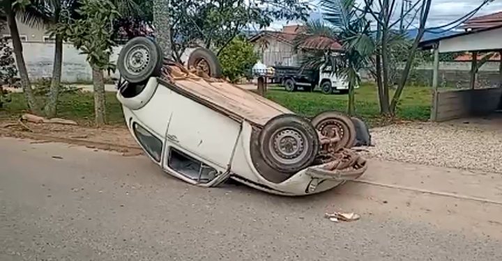 Motorista perde a direção e capota Fusca em São João Batista