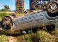 Carro sai da pista, capota e se choca contra poste, na SC-410