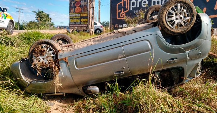 Carro sai da pista, capota e se choca contra poste, na SC-410