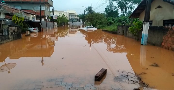 Moradores afetados pelas chuvas em Canelinha vão sacar o FGTS