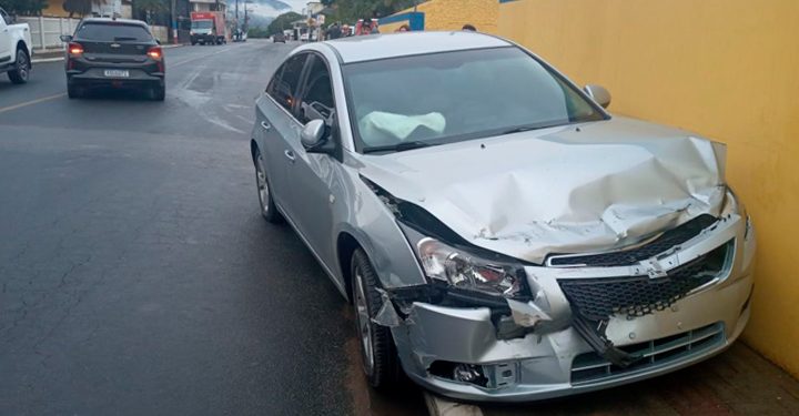 Colisão contra carro e muro é registrada em São João Batista