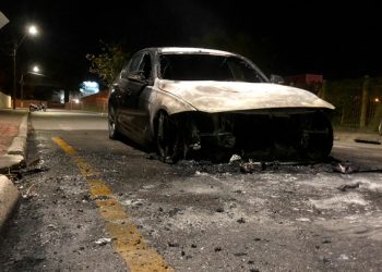 Veículo avaliado em mais de R$ 120 mil é destruído por incêndio