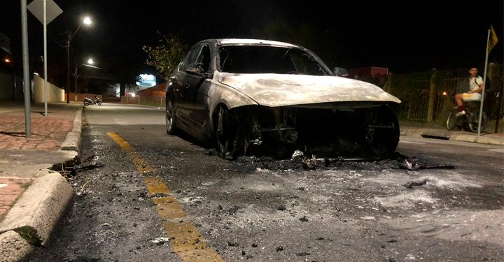 Veículo avaliado em mais de R$ 120 mil é destruído por incêndio