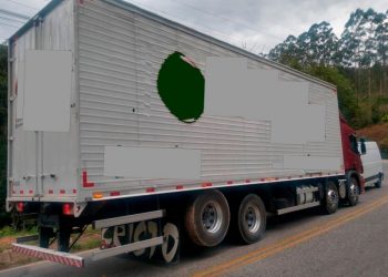 Em tentativa de ultrapassagem veículos colidem na SC-108