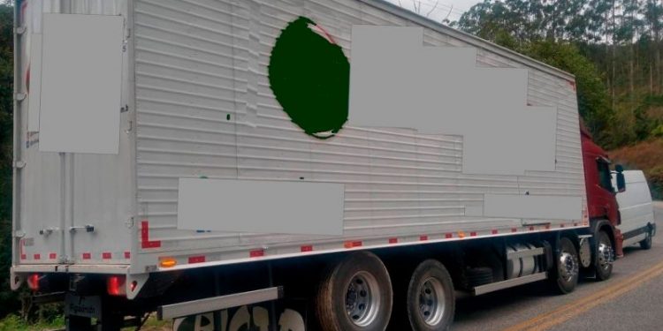 Em tentativa de ultrapassagem veículos colidem na SC-108