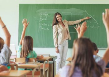 Aprovado: Estado garante remuneração mínima de R$ 5 mil aos professores