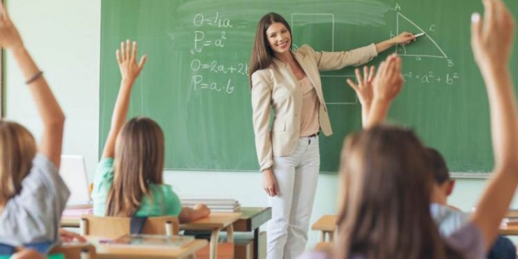 Aprovado: Estado garante remuneração mínima de R$ 5 mil aos professores