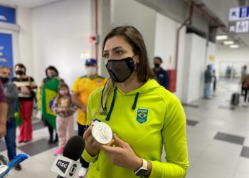 Rosamaria chega em SC depois de sucesso e medalha de prata em Tóquio