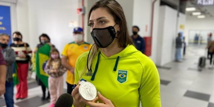 Rosamaria chega em SC depois de sucesso e medalha de prata em Tóquio