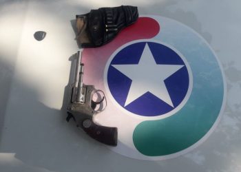 Polícia apreende revólver e munições em veículo