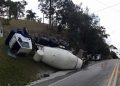Caminhão tomba na rodovia SC-410 em São João Batista e motorista fica ferido